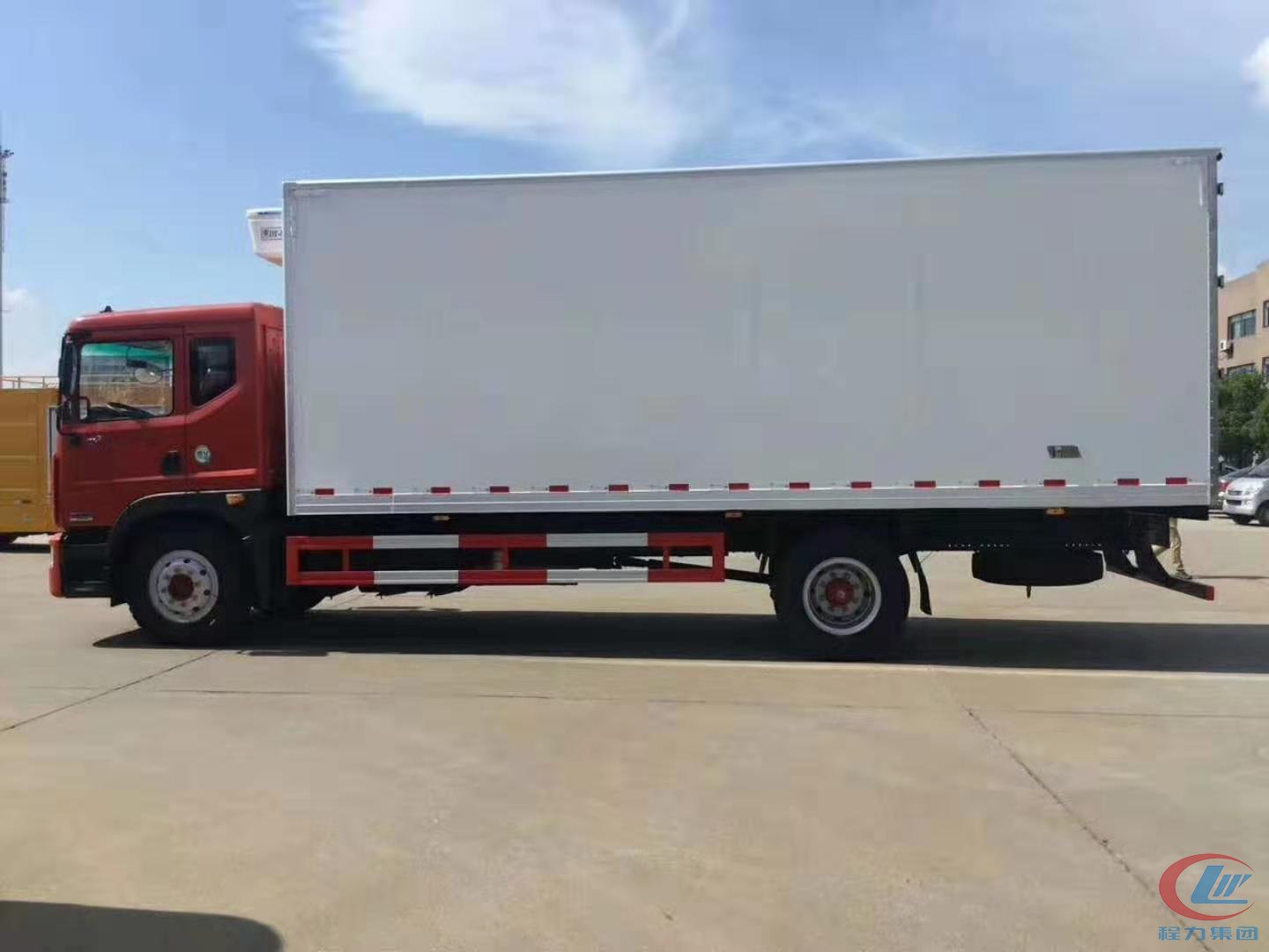 东风多利卡D9冷藏车(厢长6.8米)