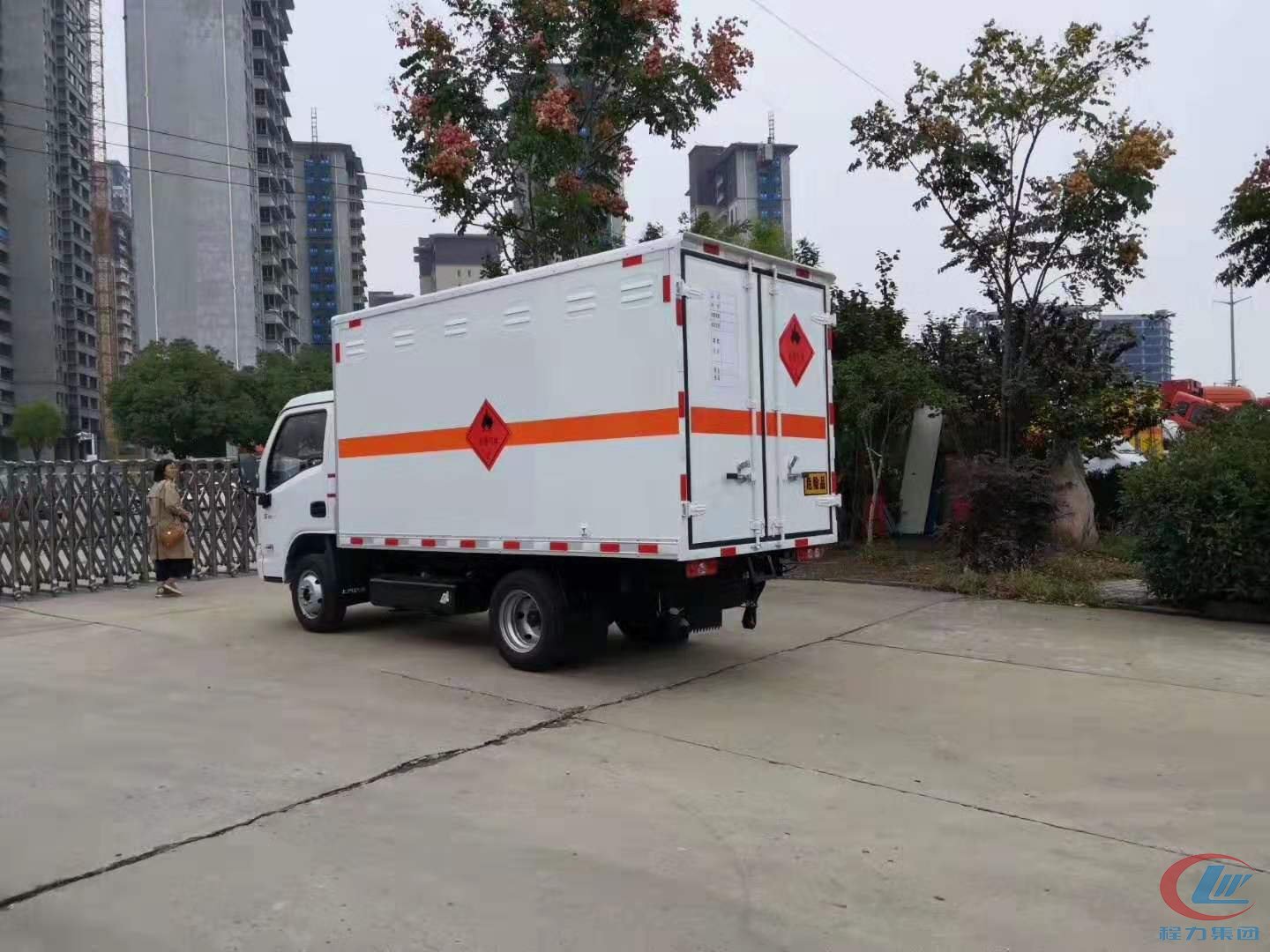 918博天堂集团跃进小福星易燃气体厢式运输车侧面图