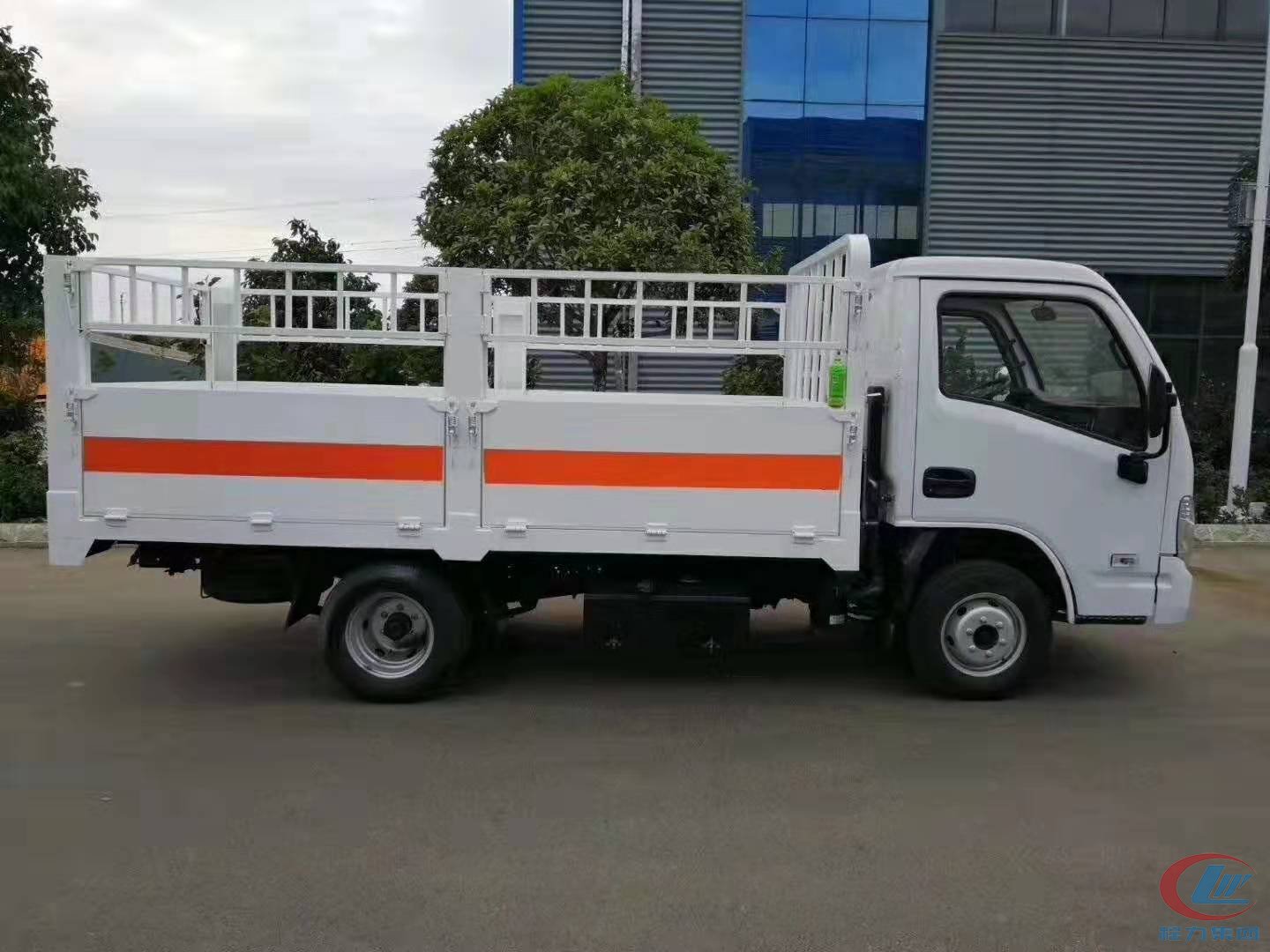 918博天堂跃进仓栏式危险品运输车蓝牌侧面图