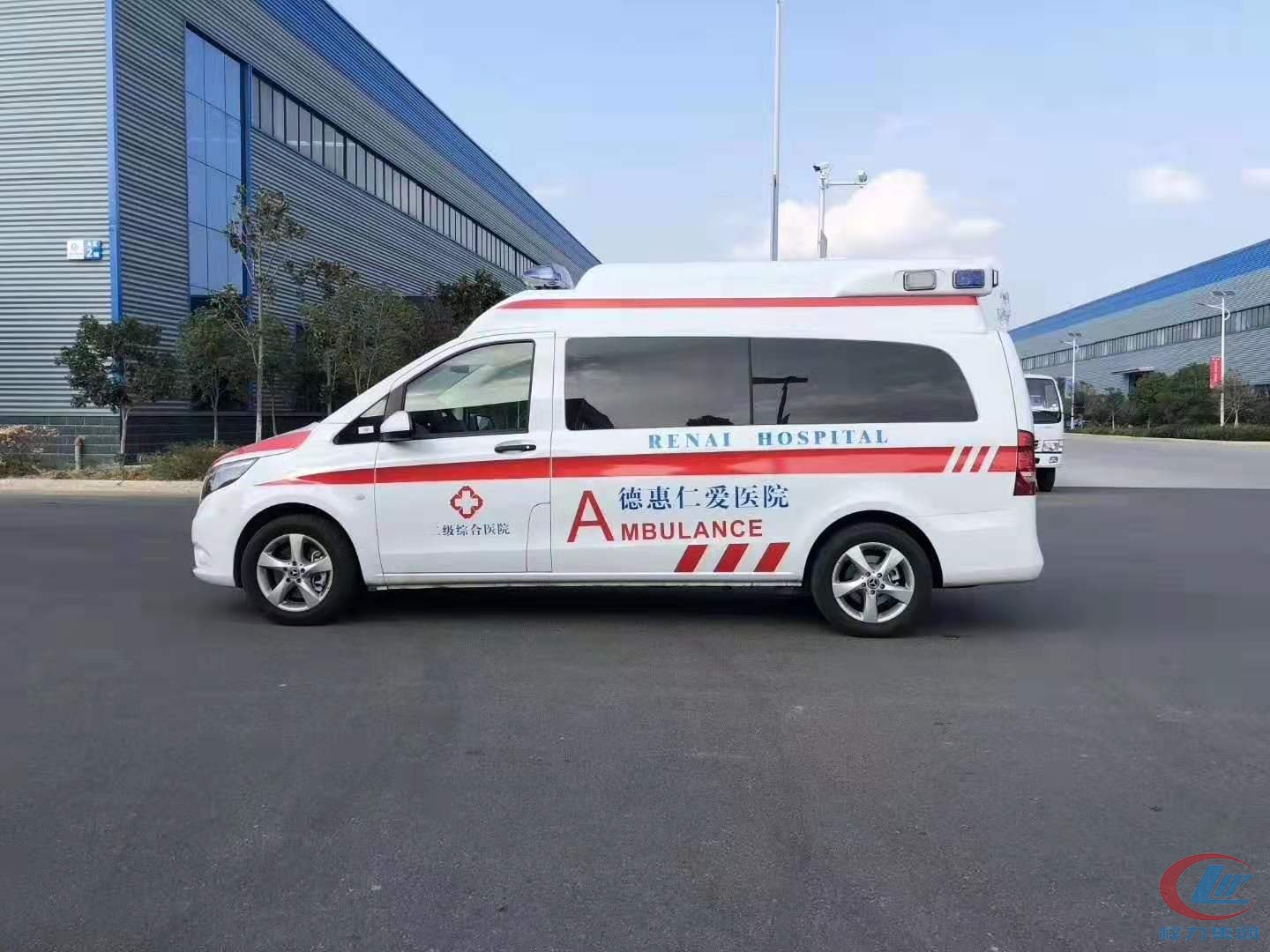 国五奔驰威霆救护车侧面图